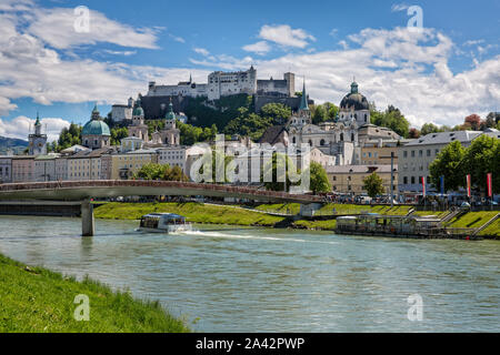 Festung Hohensalzburg aimant touristique. Très belle vue sur Festung Hohensalzburg avec Salzach et pont Makartsteg à Salzbourg, Autriche Banque D'Images