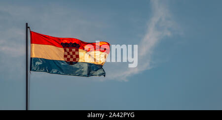 Une photo de la brandir le drapeau croate dans l'air. Banque D'Images