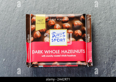 Ritter Sport chocolat isolé sur fond ardoise Banque D'Images