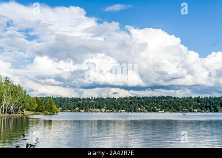 Survolez les nuages flottant à Mercer Island dans l'État de Washington. Banque D'Images