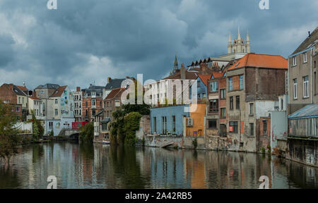 Une photo de façades de bâtiments suivant pour les canaux de Gand. Banque D'Images