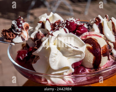 Sundae à la cerise de la Forêt-Noire Banque D'Images