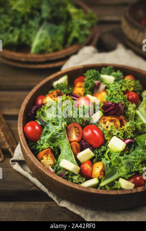 Salade de chou vert et vegan tofu, zéro déchets Banque D'Images