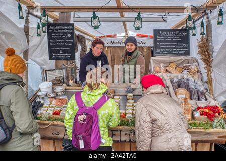 Poisson frais, fruits de la vente de l'arrière du bateau de pêche, Marché Central, Helsinki, Finlande Banque D'Images