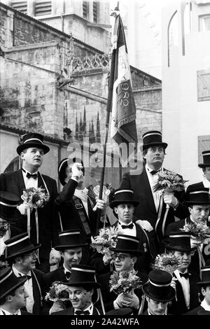 Archives années 90 : Les conscrits mars pour célébrer 'la vague' - la vague, à Villefranche-sur-Saône, Rhône, France Banque D'Images