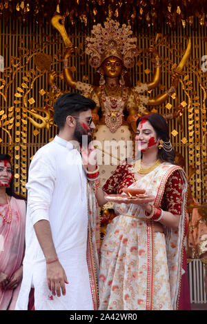 Kolkata, Inde. Oct 11, 2019. MP TMC et l'actrice Nusrat Jahaan avec son mari Nikhil Jain prendre part à baran rituels pour célébrer la fin du festival de Durga Puja Puja de la communauté. (Photo de Saikat Paul/Pacific Press) Credit : Pacific Press Agency/Alamy Live News Banque D'Images