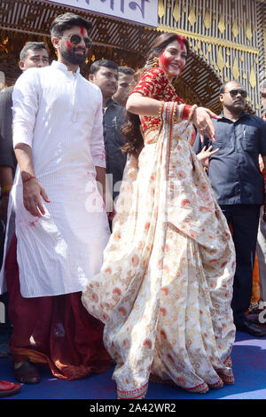 Kolkata, Inde. Oct 11, 2019. MP TMC et l'actrice Nusrat Jahaan danse comme son mari Nikhil Jain montres au cours de sindoor khela à une communauté Durga Puja. (Photo de Saikat Paul/Pacific Press) Credit : Pacific Press Agency/Alamy Live News Banque D'Images