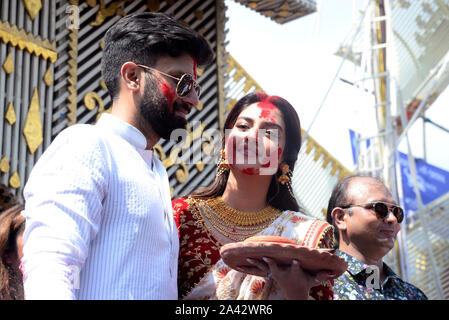 Kolkata, Inde. Oct 11, 2019. MP TMC et l'actrice Nusrat Jahaan avec son mari Nikhil Jain prendre part à baran rituels pour célébrer la fin du festival de Durga Puja Puja de la communauté. (Photo de Saikat Paul/Pacific Press) Credit : Pacific Press Agency/Alamy Live News Banque D'Images