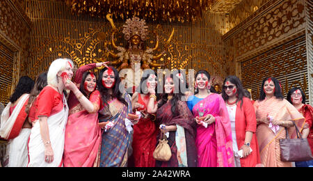 Kolkata, Inde. Oct 11, 2019. Consulat général des États-Unis Patti Hofmann, Caiti Ghoshal, Agnimitra Paul, Deblina Kumar et Ananya Chatterjee ainsi que d'autres au cours de sindoor khela à une communauté Durga Puja festival. (Photo de Saikat Paul/Pacific Press) Credit : Pacific Press Agency/Alamy Live News Banque D'Images