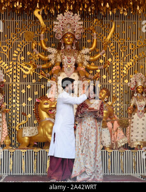 Kolkata, Inde. Oct 11, 2019. MP TMC et l'actrice Nusrat Jahaan avec son mari Nikhil Jain prendre part à baran rituels pour célébrer la fin du festival de Durga Puja Puja de la communauté. (Photo de Saikat Paul/Pacific Press) Credit : Pacific Press Agency/Alamy Live News Banque D'Images