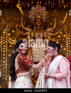 Kolkata, Inde. Oct 11, 2019. MP TMC et l'actrice Nusrat Jahaan prendre part à sindoor khela en communauté pour célébrer s la fin de Durga Puja festival. (Photo de Saikat Paul/Pacific Press) Credit : Pacific Press Agency/Alamy Live News Banque D'Images