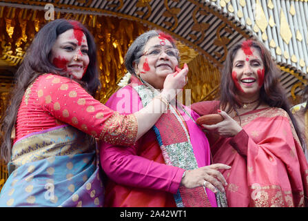 Kolkata, Inde. Oct 11, 2019. Fashion designer et chef BJP Agnimitra Paul et actrice Chaiti Ghoshal sindoor frottis à singer Usha Uthup pendant sindoor khela à une communauté Durga puja. (Photo de Saikat Paul/Pacific Press) Credit : Pacific Press Agency/Alamy Live News Banque D'Images