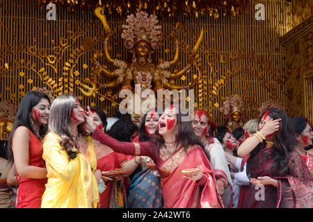 Kolkata, Inde. Oct 11, 2019. Deblina Kumar, Parno Mitra, Agnimitra Paul, Sudesh Dhankar, Chaiti Ghoshal et Ananya Chatterjee, prendre part à une communauté à khela sindoor Durga Puja. (Photo de Saikat Paul/Pacific Press) Credit : Pacific Press Agency/Alamy Live News Banque D'Images