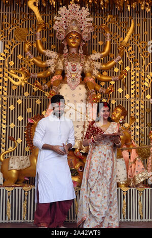 Kolkata, Inde. Oct 11, 2019. MP TMC et l'actrice Nusrat Jahaan avec son mari Nikhil Jain prendre part à baran rituels pour célébrer la fin du festival de Durga Puja Puja de la communauté. (Photo de Saikat Paul/Pacific Press) Credit : Pacific Press Agency/Alamy Live News Banque D'Images