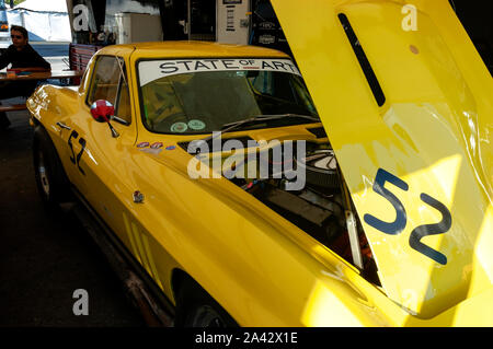 Les voitures de course au padock Banque D'Images