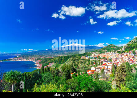 Taormina, Sicile, Italie : Vue panoramique du sommet du théâtre grec, Giardini Naxos avec l'Etna et Taormina, dans un beau jour. Banque D'Images