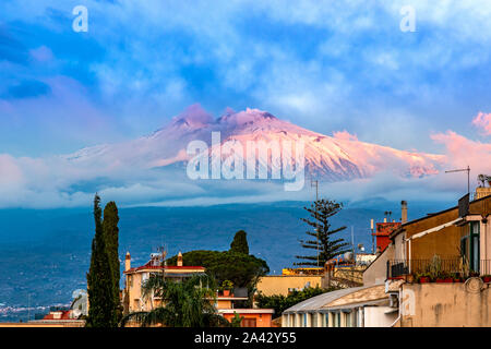 Taormina, Sicile, Italie : vue panoramique sur l'Etna vu sur la ville, dans les feux de l'aube Banque D'Images