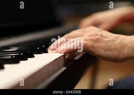 Piano électrique, part en jouant sur le clavier, les doigts sur les touches Banque D'Images