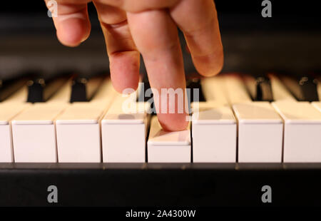 Piano électrique, part en jouant sur le clavier, les doigts sur les touches Banque D'Images