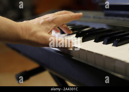 Piano électrique, part en jouant sur le clavier, les doigts sur les touches Banque D'Images