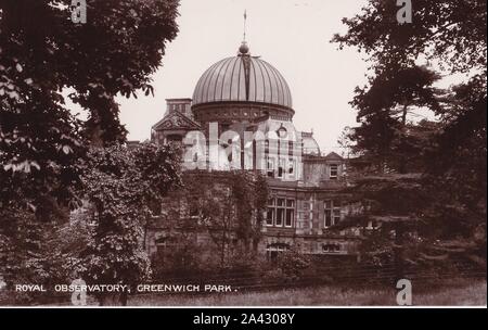 Vintage carte postale en noir et blanc de l'Observatoire Royal de Greenwich Park, Londres 1950. Banque D'Images