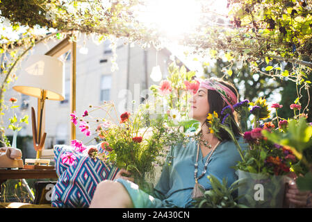 Femme dans un paisible jardin de style vintage Banque D'Images