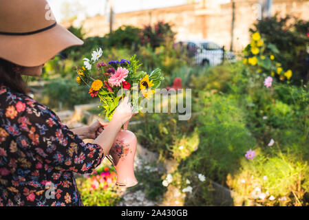 Fleurs fraîchement cueillies dans le jardin urbain organisé par l'agriculteur Banque D'Images