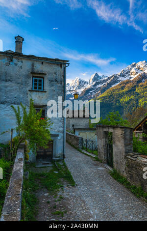 Maison traditionnelle en pierre et allée dans le village alpin de Soglio, à l'aube de la vallée de Bregaglia, canton des Grisons, Suisse Banque D'Images