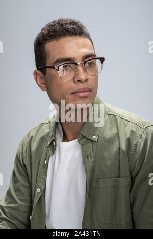Close up photo d'un beau jeune homme portant des lunettes Banque D'Images