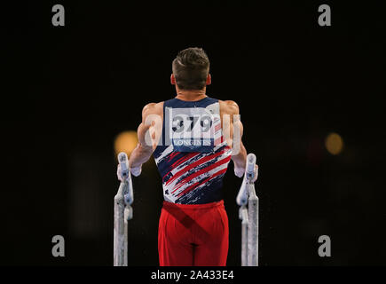 Stuttgart, Allemagne. Oct 11, 2019. Samuel Mikulak des Etats-Unis d'Amérique en compétition dans les barres parallèles pour les hommes au cours de la 49e FIG Championnats du monde de gymnastique artistique à la Fondation Hanns Martin Schleyer Halle à Stuttgart, Allemagne. Ulrik Pedersen/CSM/Alamy Live News Banque D'Images