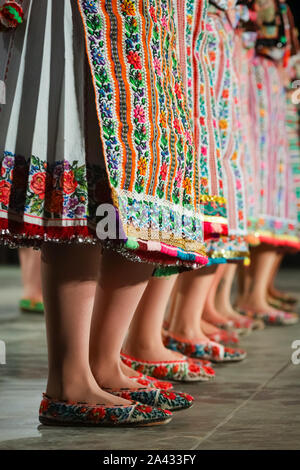 Close up de jambes de jeunes danseuses roumains en costume folklorique traditionnel. Le folklore de Roumanie Banque D'Images