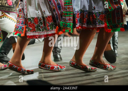 Close up de jambes de jeunes danseuses roumains en costume folklorique traditionnel. Le folklore de Roumanie Banque D'Images