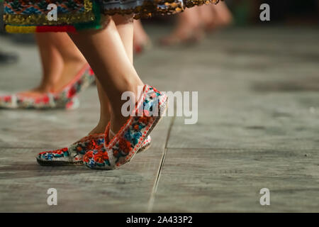 Close up de jambes de jeunes danseuses roumains en costume folklorique traditionnel. Le folklore de Roumanie Banque D'Images