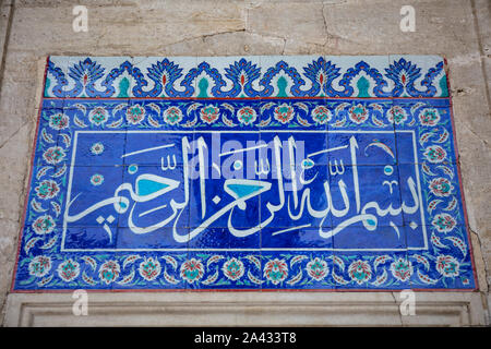 Panneau tuile d'Iznik à la basmala dans la cour, la Mosquée de Sokullu Mehmet Pacha, Istanbul, Turquie Banque D'Images
