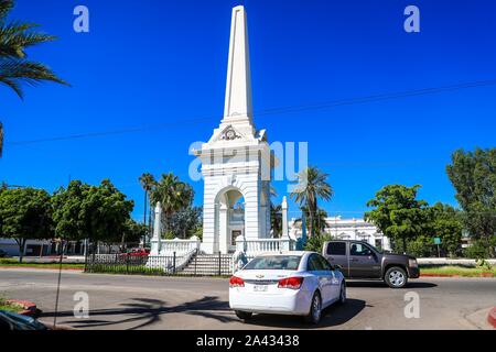 Façade du Colegio Alvaro Obregon et Monument à Navojoa, Sonora. Álvaro Obregón Salido était un militaire et homme politique mexicain qui a participé à la Révolution Mexicaine et a été président du Mexique entre le 1er décembre 1920 et le 30 novembre 1924. L'école élémentaire, bâtiment blanc, maison blanche. © (© Photo : LuisGutierrez NortePhoto.com) / fachada de Colegio Alvaro Obregon y Monumento en Navojoa, Sonora. Álvaro Obregón Salido fue un militar y político mexicano que participó en la Revolución Mexicana y fue presidente de México entre el 1 de diciembre de 1920 y el 30 de noviembre de 1924. escuela p Banque D'Images