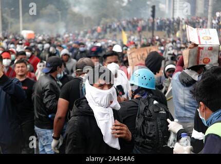 Quito, Equateur. Oct 11, 2019. De nombreuses personnes prennent part à une autre protestation contre la politique économique du gouvernement. Compte tenu de l'agitation, le président Moreno a décrété l'état d'urgence. Credit : Juan Carlos Monténégro/dpa/Alamy Live News Banque D'Images