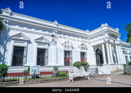 Façade du Colegio Alvaro Obregon et Monument à Navojoa, Sonora. Álvaro Obregón Salido était un militaire et homme politique mexicain qui a participé à la Révolution Mexicaine et a été président du Mexique entre le 1er décembre 1920 et le 30 novembre 1924. L'école élémentaire, bâtiment blanc, maison blanche. © (© Photo : LuisGutierrez NortePhoto.com) / fachada de Colegio Alvaro Obregon y Monumento en Navojoa, Sonora. Álvaro Obregón Salido fue un militar y político mexicano que participó en la Revolución Mexicana y fue presidente de México entre el 1 de diciembre de 1920 y el 30 de noviembre de 1924. escuela p Banque D'Images