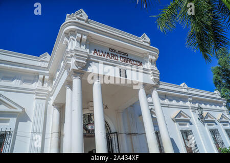 Façade du Colegio Alvaro Obregon et Monument à Navojoa, Sonora. Álvaro Obregón Salido était un militaire et homme politique mexicain qui a participé à la Révolution Mexicaine et a été président du Mexique entre le 1er décembre 1920 et le 30 novembre 1924. L'école élémentaire, bâtiment blanc, maison blanche. © (© Photo : LuisGutierrez NortePhoto.com) / fachada de Colegio Alvaro Obregon y Monumento en Navojoa, Sonora. Álvaro Obregón Salido fue un militar y político mexicano que participó en la Revolución Mexicana y fue presidente de México entre el 1 de diciembre de 1920 y el 30 de noviembre de 1924. escuela p Banque D'Images