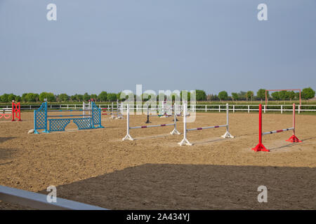 Image de poteaux de saut sur le terrain d'entraînement. Les barrières en bois pour les chevaux de saut en arrière-plan. Impression photo d'obstacles équestre. Vide f Banque D'Images