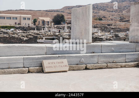 Signe sur l'Agora des Italiens ('Agora des Italiens') sur l'île grecque de Délos, site archéologique près de la mer Egée Mykonos Cyclades arc Banque D'Images