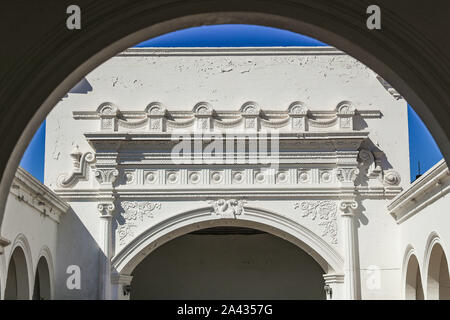 Façade du Colegio Alvaro Obregon et Monument à Navojoa, Sonora. Álvaro Obregón Salido était un militaire et homme politique mexicain qui a participé à la Révolution Mexicaine et a été président du Mexique entre le 1er décembre 1920 et le 30 novembre 1924. L'école élémentaire, bâtiment blanc, maison blanche. © (© Photo : LuisGutierrez NortePhoto.com) / fachada de Colegio Alvaro Obregon y Monumento en Navojoa, Sonora. Álvaro Obregón Salido fue un militar y político mexicano que participó en la Revolución Mexicana y fue presidente de México entre el 1 de diciembre de 1920 y el 30 de noviembre de 1924. escuela p Banque D'Images