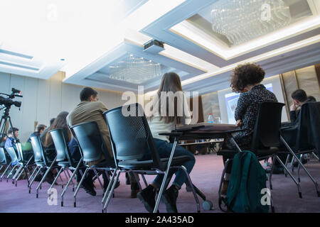Le président Faire une présentation à une réunion d'affaires. Public dans la salle de conférence. Entreprises et de l'entrepreneuriat. Composition panoramique convient pour des bannières. Banque D'Images