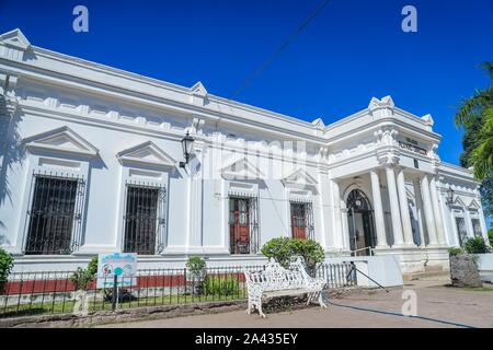 Façade du Colegio Alvaro Obregon et Monument à Navojoa, Sonora. Álvaro Obregón Salido était un militaire et homme politique mexicain qui a participé à la Banque D'Images