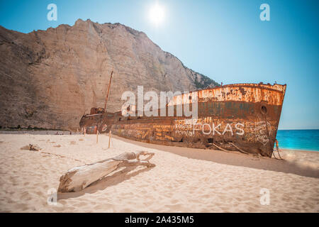 Close up of Ship Wreck Beach à la plage de Navagio. Le plus célèbre monument naturel de Zakynthos, île grecque dans la mer Ionienne. Banque D'Images