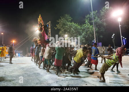 Kolkata, Bengale occidental, Inde. Oct 11, 2019. Les gens prennent une idole hindoue de la Déesse Durga à Riverside pour l'immersion. Credit : Tamal Shee/ZUMA/Alamy Fil Live News Banque D'Images