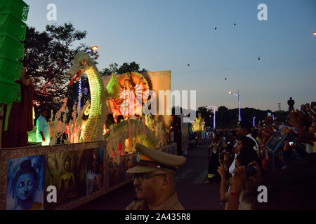 Kolkata, Bengale occidental, Inde. Oct 11, 2019. Une idole de la déesse hindoue Durg est prise dans une pocession pour immersion dans kolkata. Credit : Tamal Shee/ZUMA/Alamy Fil Live News Banque D'Images