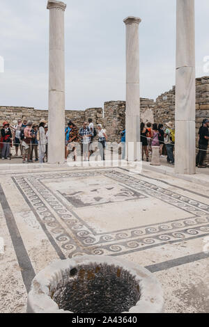 Delos, Grèce - 20 septembre 2019 : Les gens qui marchent autour de maison de Dionysos ruines sur l'île de Délos, site archéologique près de Mykonos à l'Aege Banque D'Images