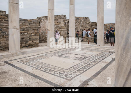 Delos, Grèce - 20 septembre 2019 : Les gens qui marchent autour de maison de Dionysos ruines sur l'île de Délos, site archéologique près de Mykonos à l'Aege Banque D'Images