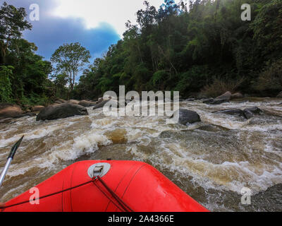 Rafting sur la rivière sauvage près de Chiang Mai, Thaïlande Banque D'Images