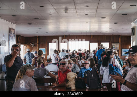 Delos, Grèce- 20 septembre 2019 : personnes en attente pour pouvoir descendre à Délos Tours bateau qui vient d'arriver à l'île de Délos, un célèbre archéologique Banque D'Images